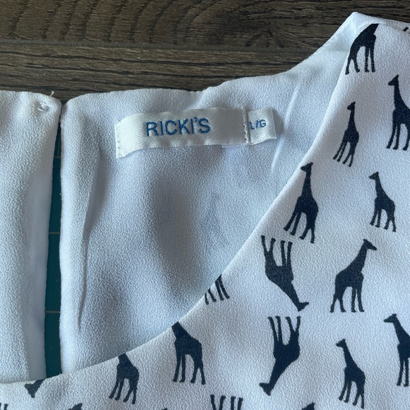 Ricki’s Sleevless Tank - Picture 2 of 8